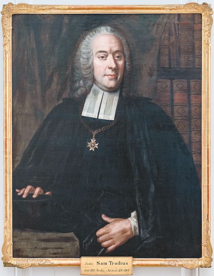 Biskop Samuel Troilius avmålad 1752 av Lorens Pasch d.ä. och avfotograferad i sin grav 1958 (Västerås länsmuseum).