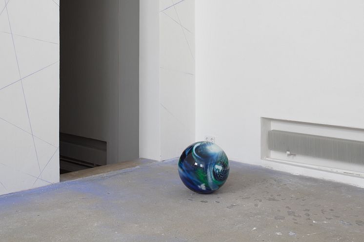 Lutz Bacher, World, 2003. Installasjonsfoto fra Lutz Bacher: Do You Love Me?, Kunstverein München, 2009.