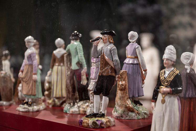 Foto fra utstillingen på Kode: Figurer fra Nordmandsdalen fra Den kongelige porcelainsfabrik. Figurer fra samlingen til Kode og Frederiksborg Nationalhistorisk Museum. Foto: Thor Brødreskift.