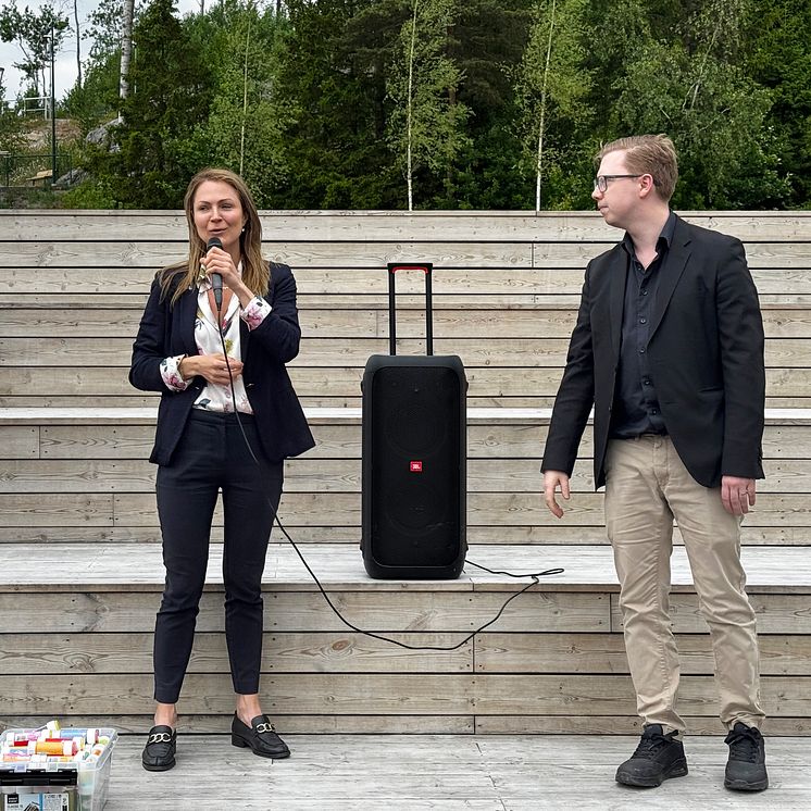Invigning av Kryssparken i Vega, den 17 juni 2025, med Nicole Forslund (L) och Martin Strömvall (KD).