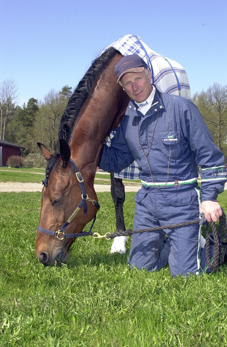 Victory Tilly och Stig H Johansson slappnar av på hemmaplan