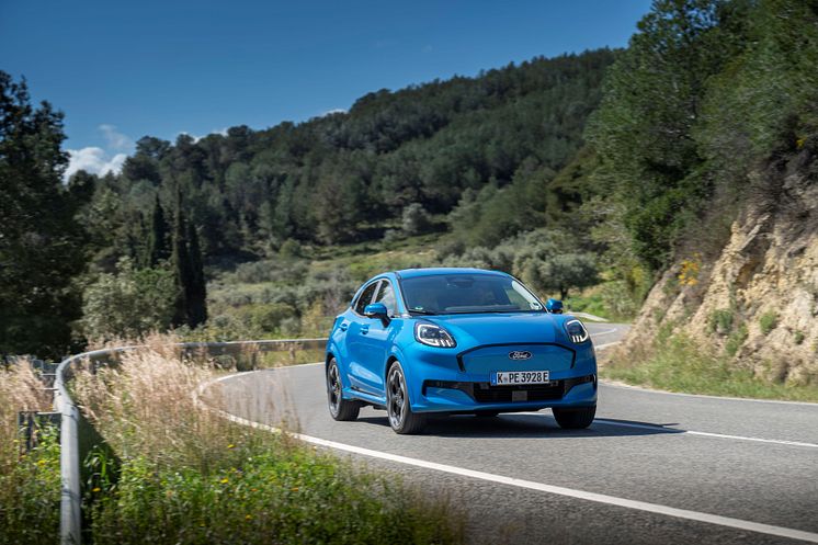 Der neue Ford Puma Gen-E in Digital Aqua