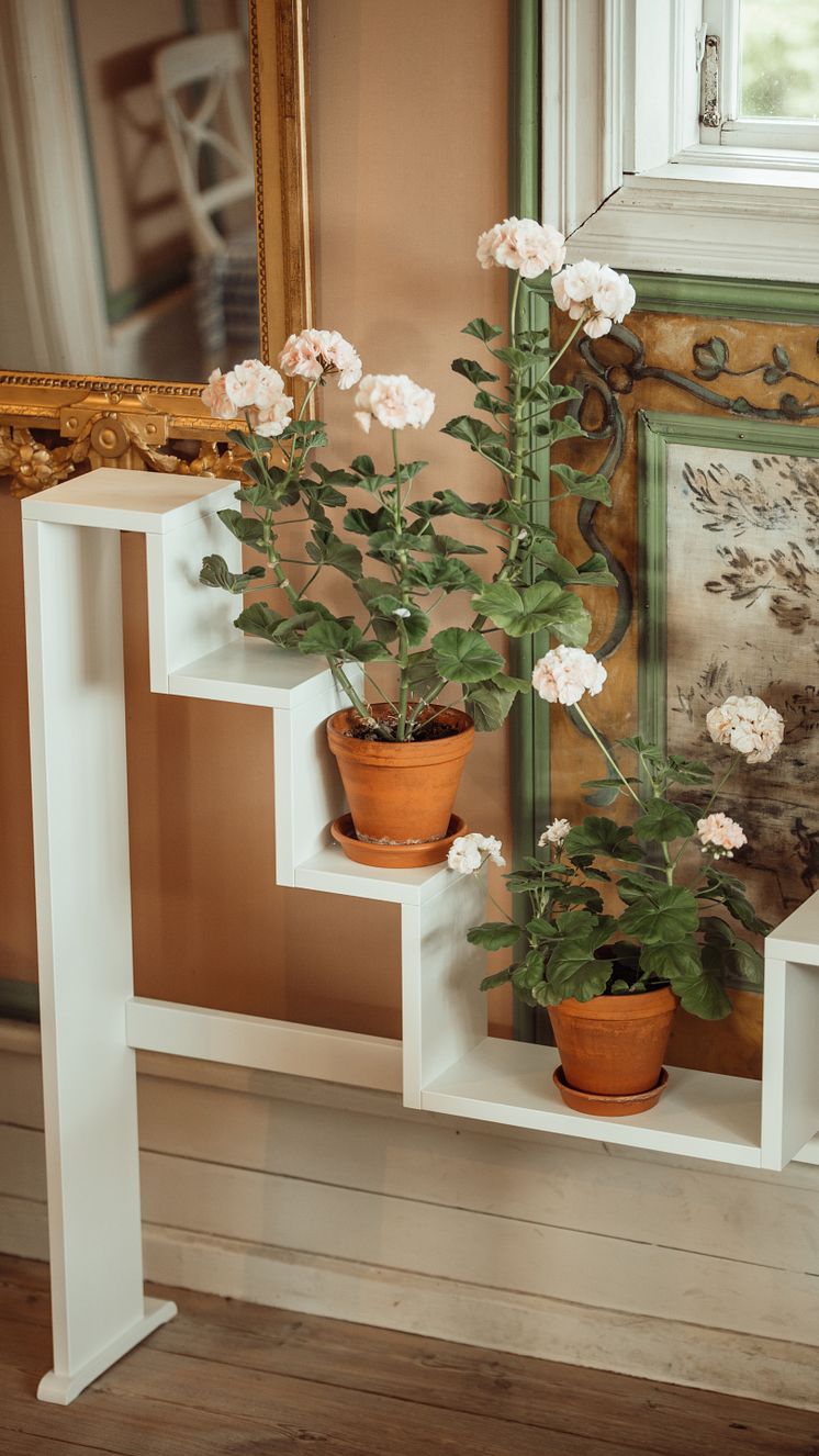 Blomsterhylla-vit-Carl-Larsson-Sundborn-kollektion-miljö-detalj2.jpg
