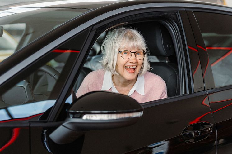 Paula Kirjavainen autossa.jpg