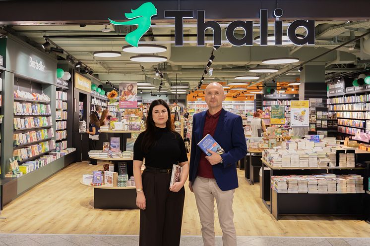 Chiara Grassauer, Leiterin der Thalia Buchhandlung Simmering, steht mit Mag. Gerald Heinisch, dem Centerleiter des Zentrum Si