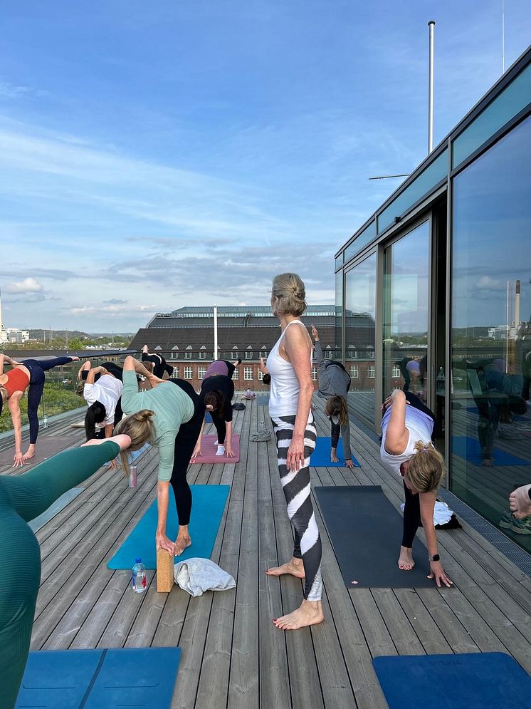b'mine THE ROOF Düsseldorf: Yoga mit Sonja von Mattenfest
