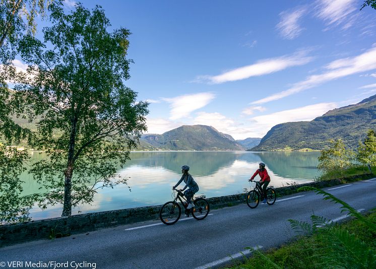 Sognefjorden er perfekt for tursykling. Naturopplevelser rundt hver en sving.