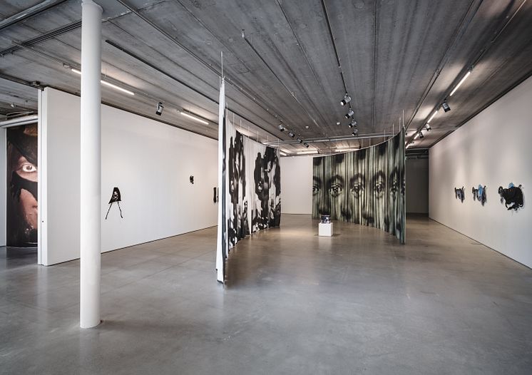 Frida Orupabo, installationsvy On Lies, Secrets and Silence, Bonniers Konsthall, 2024.