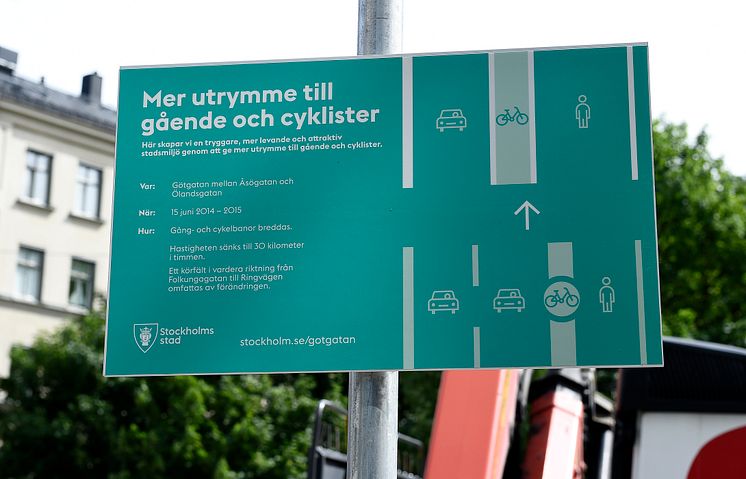 Trafikborgarråd Ulla Hamilton inviger möblering och åtgärder för bättere framkomlighet på Götgatan (Foto: Sven Lindwall)