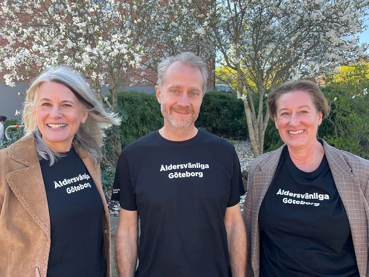 Två kvinnor och en man med svarta t-shirts på vilka det står Åldersvänliga Göteborg