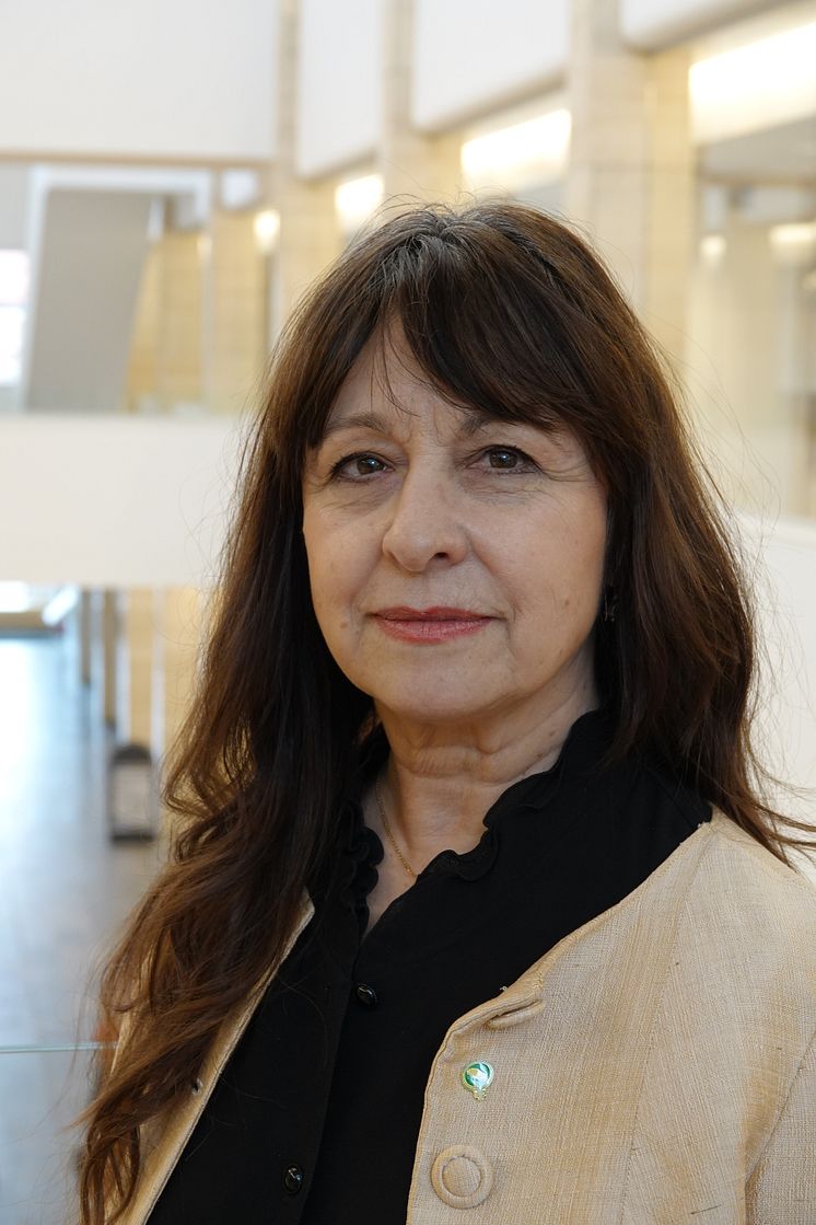 Yanira, stående bild.JPG
