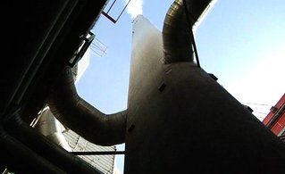 Nu lyfts den fjärde pipan in i den befintliga skorstenen