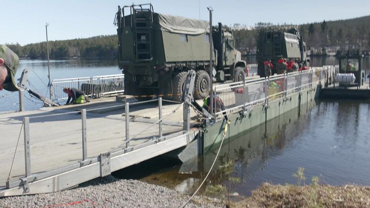 Aurora 23 - klippbilder Försvarsmakten, Trafikverket och USA korsar ett vattendrag i Sveg