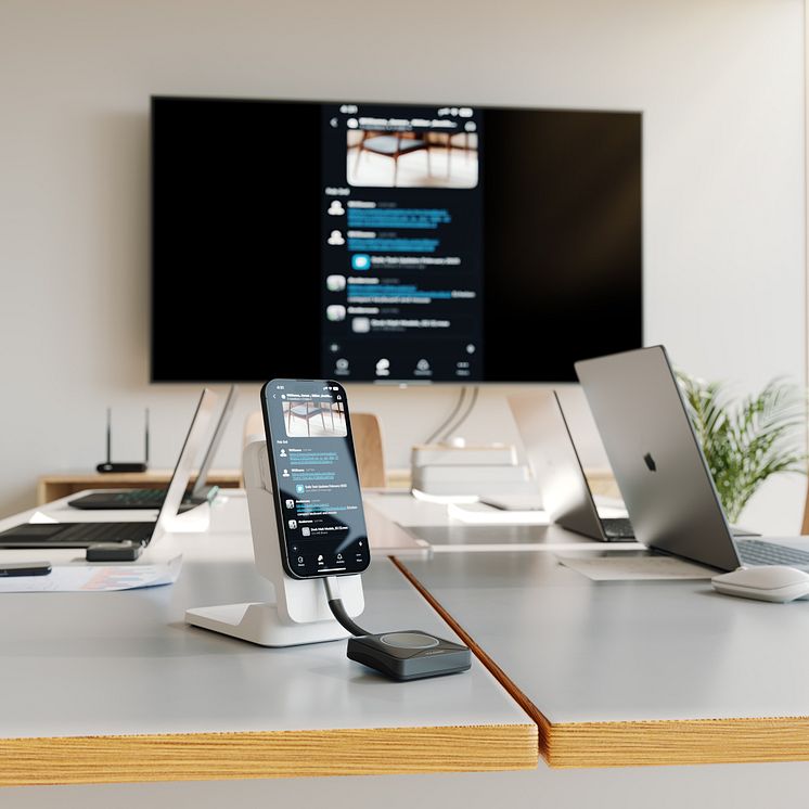 Alogic_4KWireless_Button&PresenterBase_Lifestyle_MosquitoButton Plugged with iPhone16.jpg