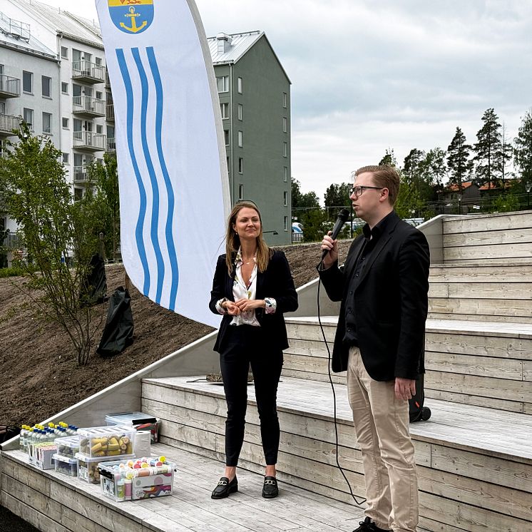 Invigning av Kryssparken i Vega, den 17 juni 2025, med Nicole Forslund (L) och Martin Strömvall (KD).