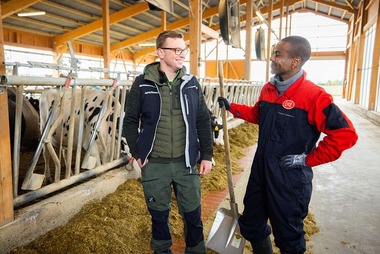 Tarik im Dialog mit dem Landwirt.jpg