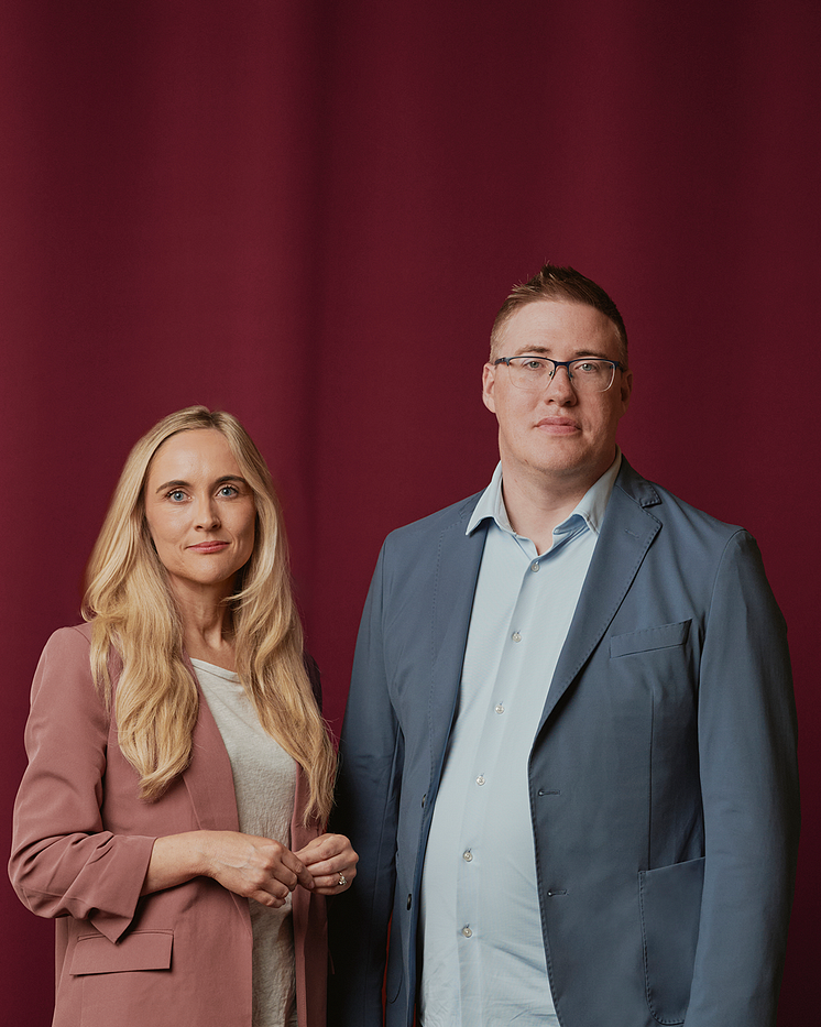 Josefina Klevbrant står till höger och Niklas Bivald står till vänster framför ett rött draperi. De är grundare till Allie. 
