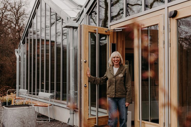 Tin-Tin Jersild VD Rosendals Trädgård gläntar på dörren till nya restaurangen foto Malin Mörner.jpg