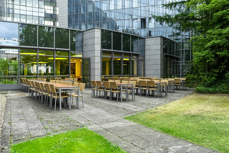 Außensitzbereich im Astropark, Lyoner Straße 9, 60528 Frankfurt am Main