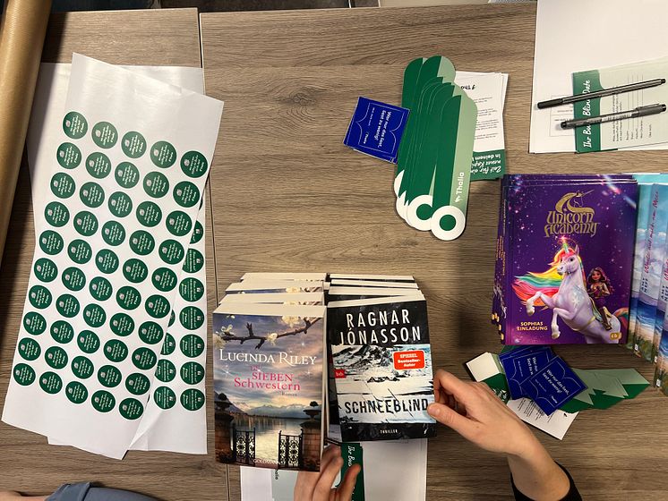 Bücherstapel & beschriftete Umschläge