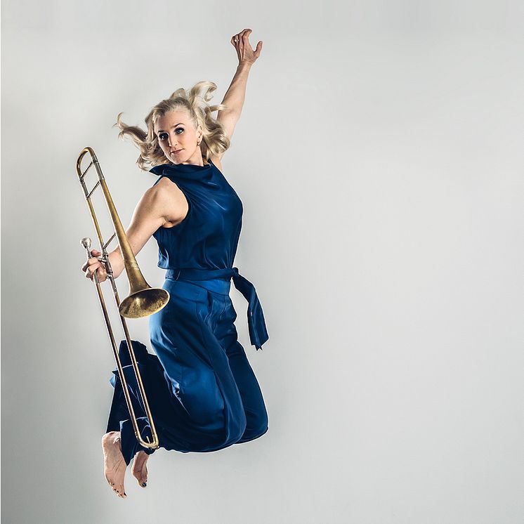 STRINGS-1080x1080-istagram foto Nikkola Stankovic.jpg