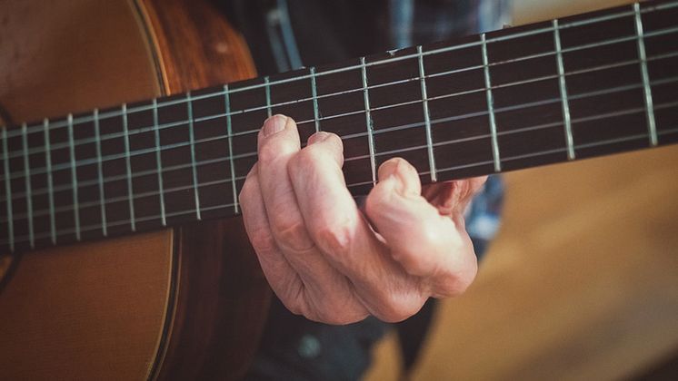 mp14180677-old-man-plays-guitar-chord.jpg