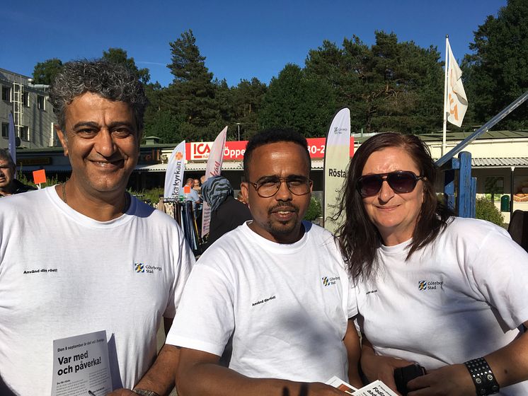 Några av Östra Göteborgs demokratiambassadörer i arbete.
