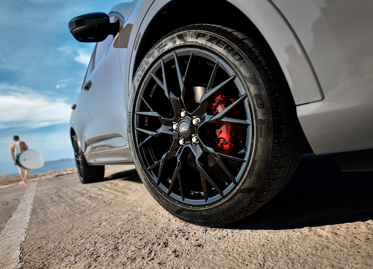 2025_FORD_KUGA_BLACK_PACKAGE_07.png