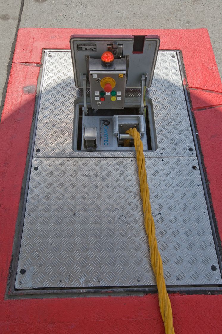 A Cavotec in-ground service unit at Frankfurt Airport 