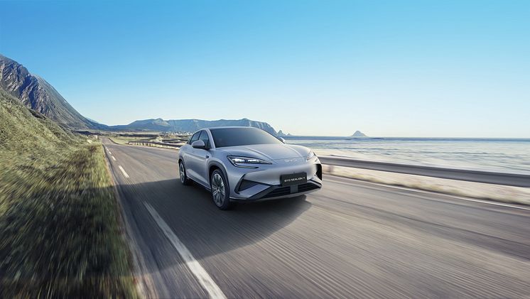08、SEALION 7_LHD_Lifestyle_Outside_On Road_Right Front 30°_download_JPG 5000px.jpg