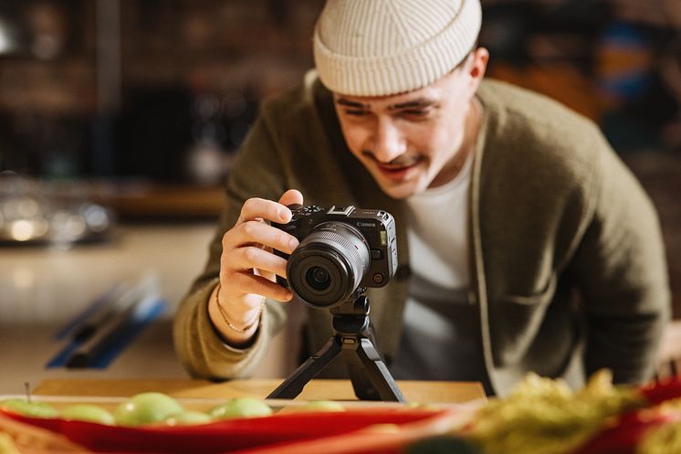 Canon EOS R50V_Lifestyle_Rick_Operating_Tripod_Recording_Plate_2357.jpg
