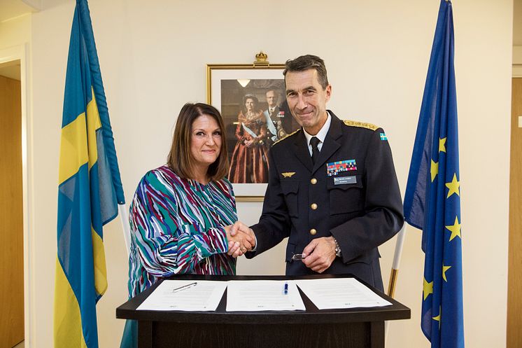 Sigalit Slutbäck, vd TYA och Micael Bydén, ÖB