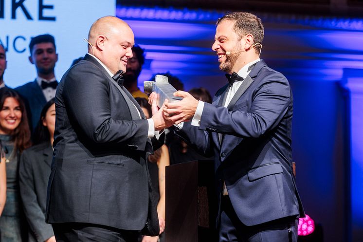 Red Dot Agency of the Year_CLEVER°FRANKE_Handing over of the Stylus Trophy