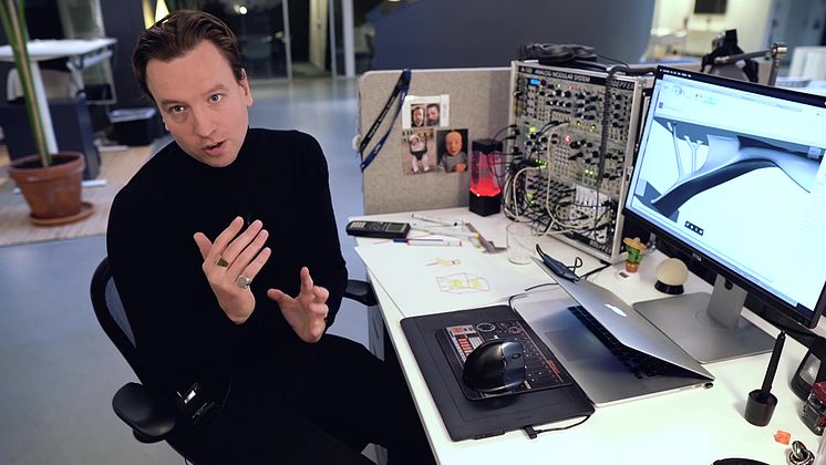 Alexander på BAS ITG bearbetas Monica Försters design med AI. Undertext finns.