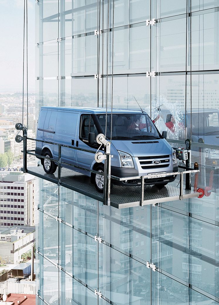 Für einen Werbespot blieb ein Fensterputzer 2006 einfach in seinem Ford Transit sitzen und reinigte die Fassade des Wolkenkra