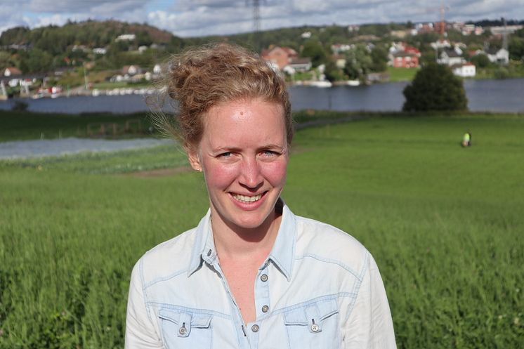 Prosjektleder Marte Guttulsrød i Åpen økologisk gård på Nes andelsgård. Foto Børre Solberg