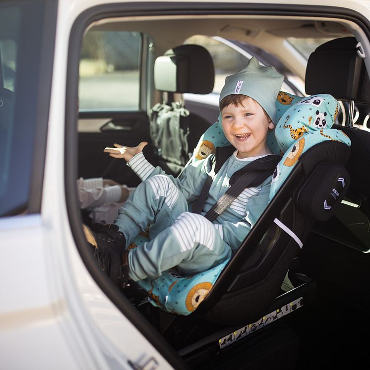 Axkid-ONE-2-car-seat-lifestyle.jpg