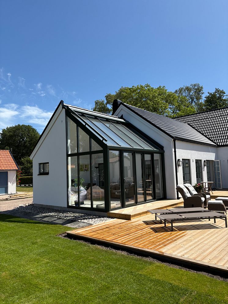 Svenskproducerat CL Alu isolerat uterum med pulpettak och stora glaspartier, i modern och stilren design.