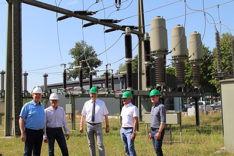 Besichtigen die Modernisierungen im UW Delbrück 