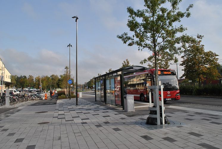 Cykelbana, cykelparkeringar och busshållplats