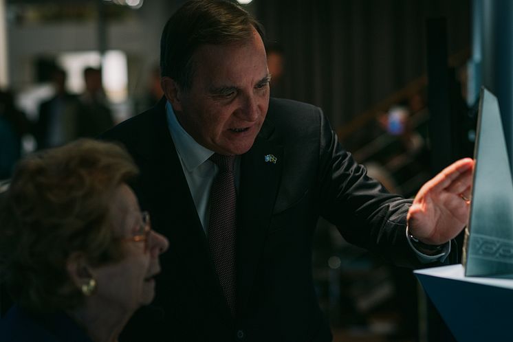 Stefan Löfven, Kate Wacz och prisstatyetten