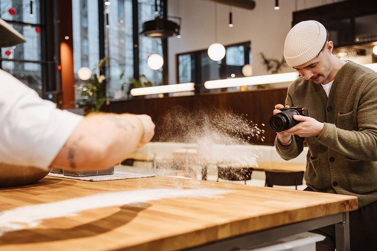 Canon EOS R50V_Lifestyle_Rick_Recording_Chef_Throw_Flour_623497.jpg