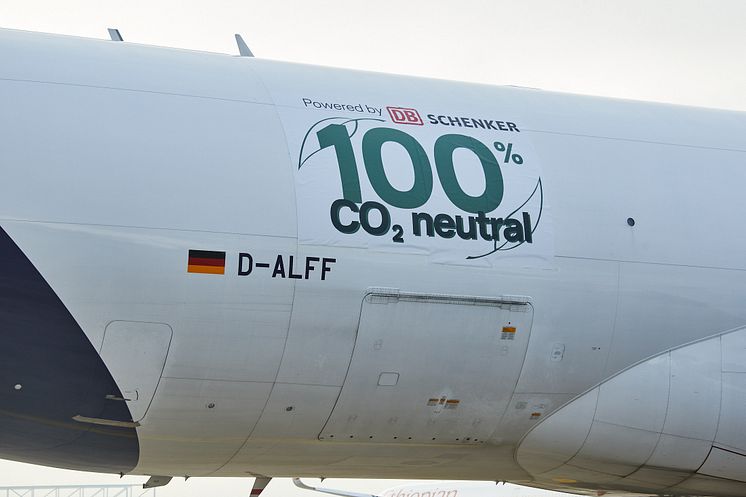 Lufthansa Cargo und DB Schenker starten die ersten CO2-neutralen Frachtflüge