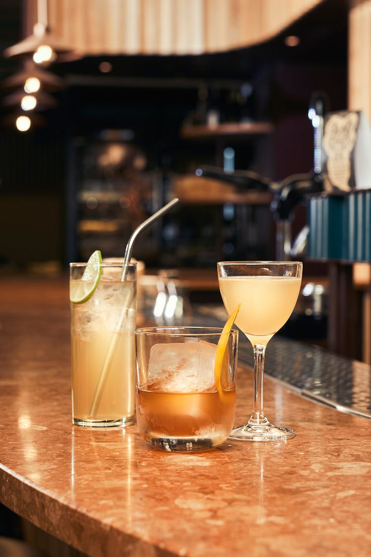 D.E.W. Drinks_Stående