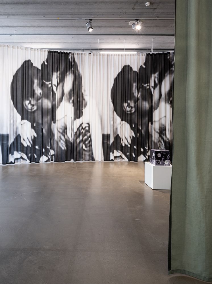 Frida Orupabo, installationsvy On Lies, Secrets and Silence, Bonniers Konsthall, 2024.