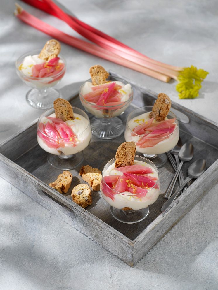 Mascarpone-med-rabarber-och-Cantuccini.webp