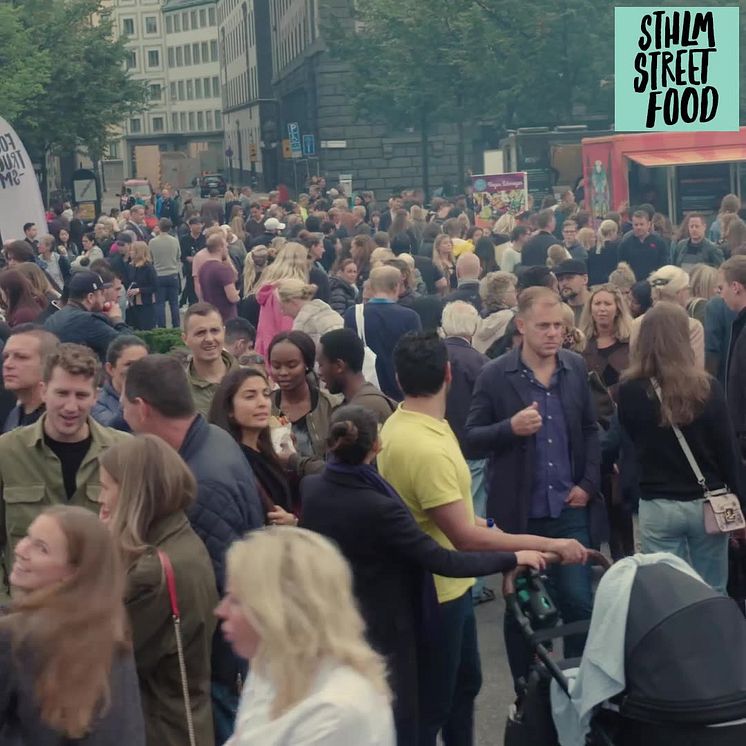 Folkvimmel från förra årets Sthlm Street Food i Kungsträdgården 