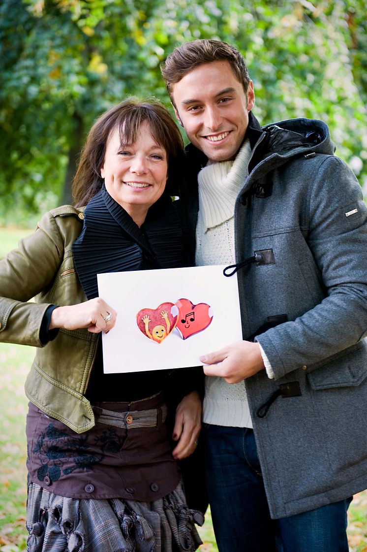 Måns Zelmerlöw och Eva Funck hjälper hjärtsjuka barn