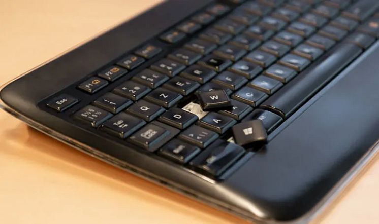 10-sjove-ideer-til-nisserierne-paa-arbejdspladsen_tastatur.jpg