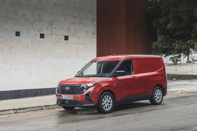 Transit_Courier_Fantastic_Red_002